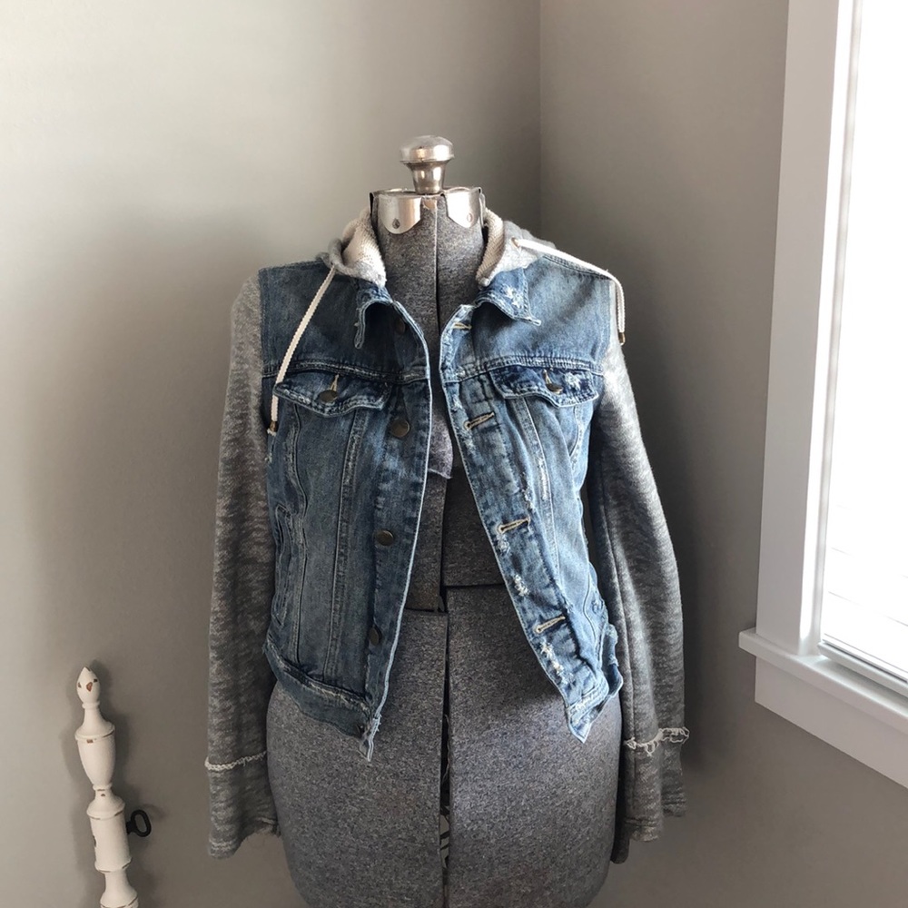 Jean jacket with cloth sleeves